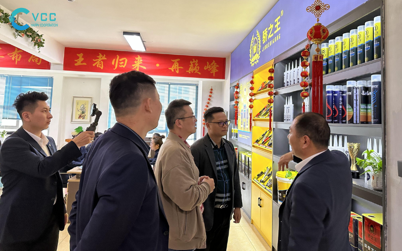 Ông Wu Shiya đã dẫn ông Nguyễn Văn Thành đi thăm quan văn phòng làm việc c
