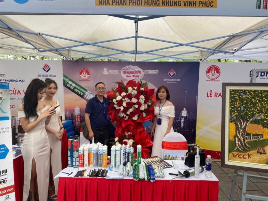 VCC là nhà tài trợ của Lễ ra mắt Hội ngành cửa Vĩnh Phúc với 1.000 hội viên tham gia