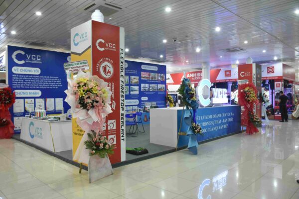 Gian hàng của công ty VCC được trưng bày quy mô và chuyên nghiệp, thu hút khách tham quan