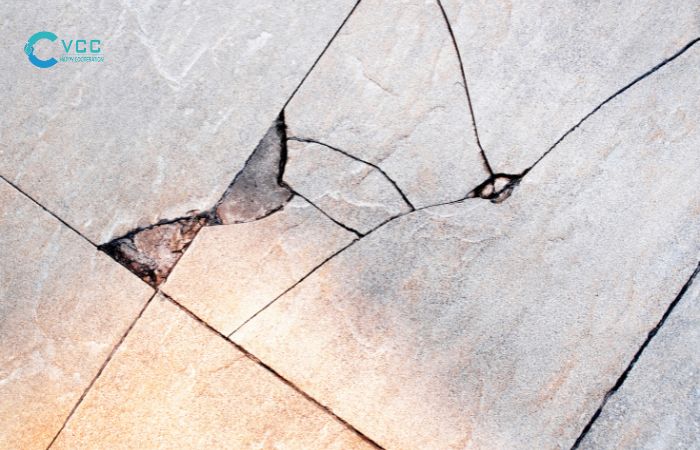 Gạch ốp bị vỡ do tác động của nhiều yếu tố