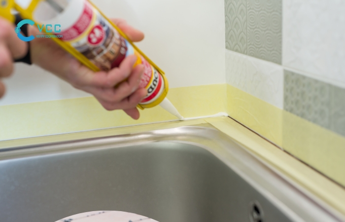 Sử keo dán silicone chống nấm mốc tại vị trí khe bồn rửa