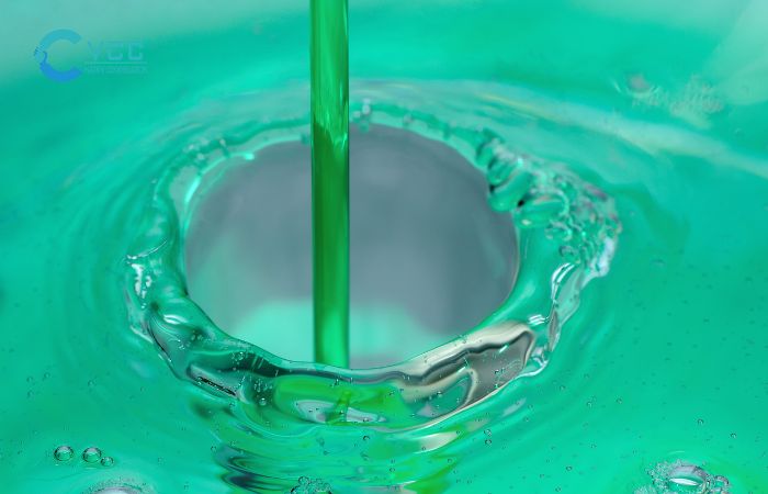 Lau kính bằng nước rửa chén bát