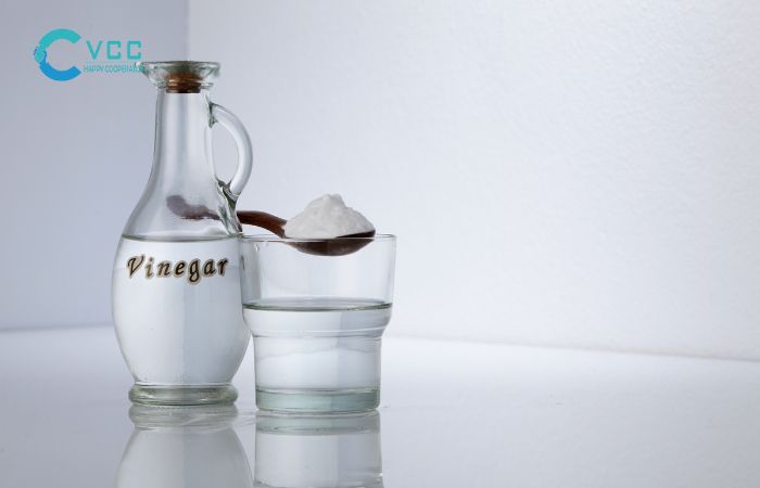 Vệ sinh cửa kính sạch bằng giấm