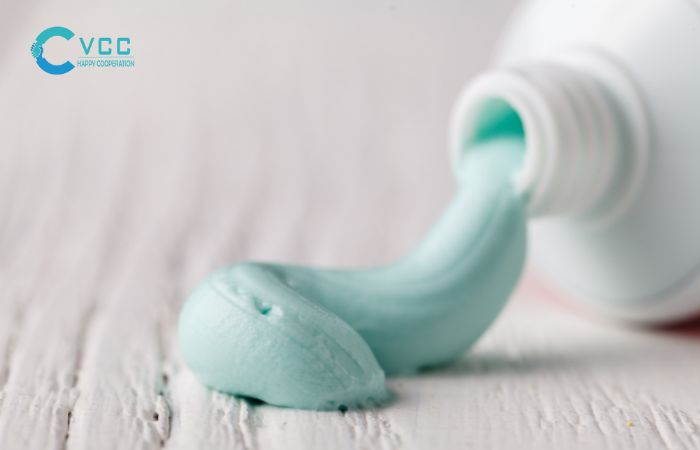 Lau kính bằng kem đánh răng tại nhà