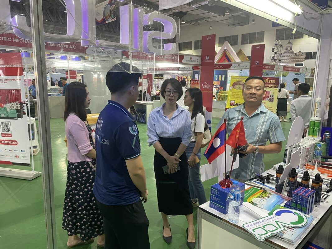 Khách hàng tham quan gian hàng của VCC tại VietLao Expo 2024