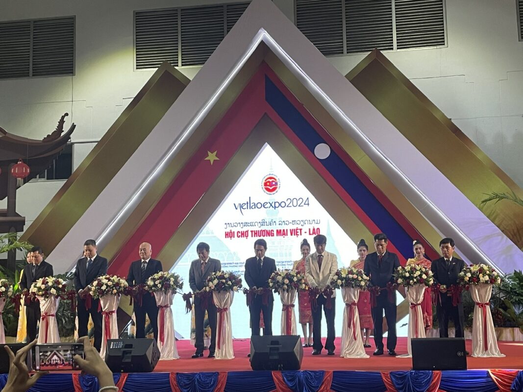lãnh đạo bộ công thương Viêt Nam và Lào cắt băng khai mạc hội chợ